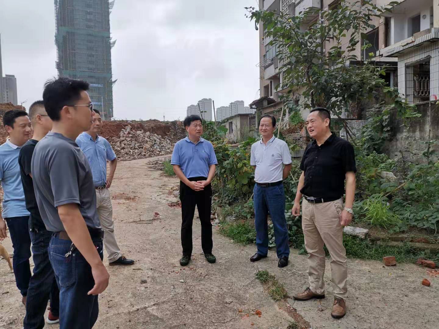 為加快方家沖、造紙廠和桂花園新安置區(qū)建設(shè)，2019年9月5日下，市城建集團(tuán)總經(jīng)理衛(wèi)民陪同市政府副秘書長劉陳寅深入項(xiàng)目建設(shè)現(xiàn)場，調(diào)度推進(jìn)安置區(qū)征遷工作.jpg