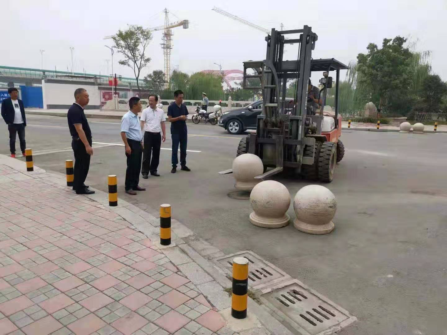 為向新中國成立七十周年獻(xiàn)禮，市城建集團(tuán)攻堅(jiān)克難，實(shí)現(xiàn)了北門棚改區(qū)域民生路10月1日零時(shí)順利通車。國慶假期，市城建集團(tuán)堅(jiān)持做好一線工作，在與交警部門共同做好民生路通車保障工作外，抓細(xì)節(jié)，抓落實(shí)，確保其他各項(xiàng)工作有序推進(jìn)。.jpg